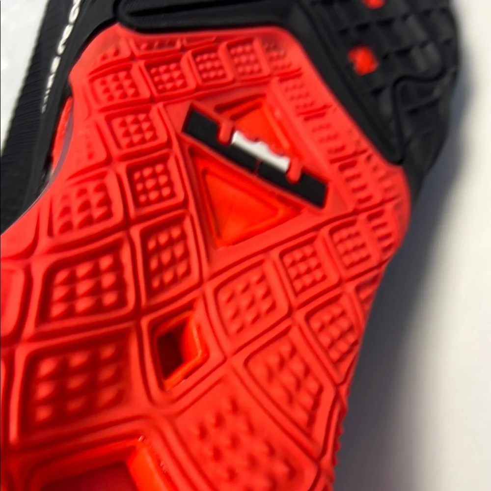 Nike LeBron XVIII 18 Low Heart of Lion Black‎ White Crimson